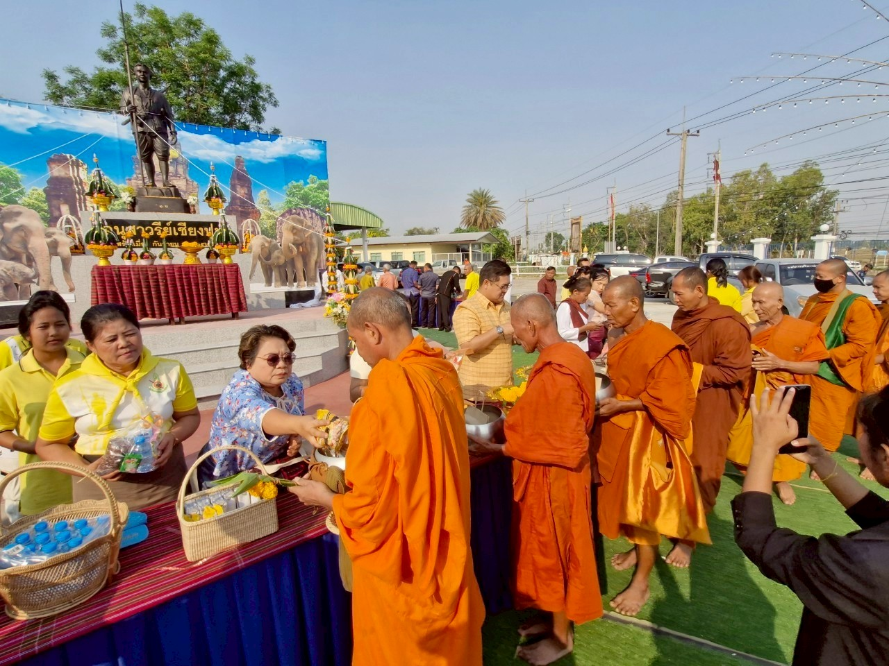 อำเภอเมืองสุรินทร์ร่วมกิจกรรม "ถนนสายบุญ" ทำบุญตักบาตรบริเวณปราสาทเมืองที ตำบลเมืองที
