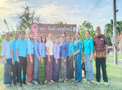 สพอ.เมืองสุรินทร์ ร่วมกิจกรรมนุ่งผ้าไทย ใส่บาตร ณ สนามหน้าที่ว่าการอำเภอเมืองสุรินทร์