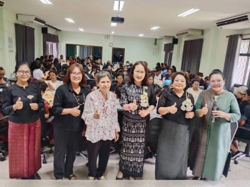 คณะกรรมการพัฒนาสตรีอำเภอเมืองสุรินทร์ จัด โครงการฝึกอบรมพัฒนาทักษะการทำดอกไม้จันทน์เพื่อสร้างรายได้ ภายใต้การสนับสนุนจาก กองทุนพัฒนาบทบาทสตรี 